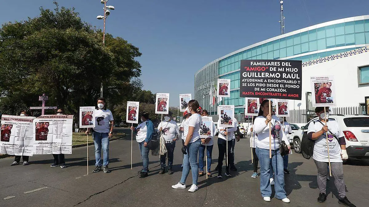 Fente a las instalaciones de la Fiscalía General del Estado de Puebla  la señora Alicia Escobedo López, madre de Guillermo Raúl López Escobedo